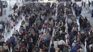 Trump says he’ll sign order directing DHS to pay TSA workers as shutdown drags on